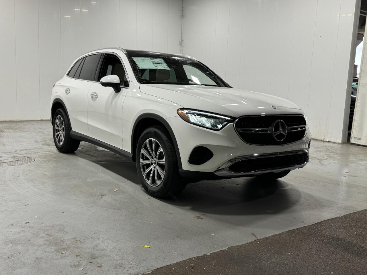 Mercedes-Benz GLC Vehicle Full-screen Gallery Image 6
