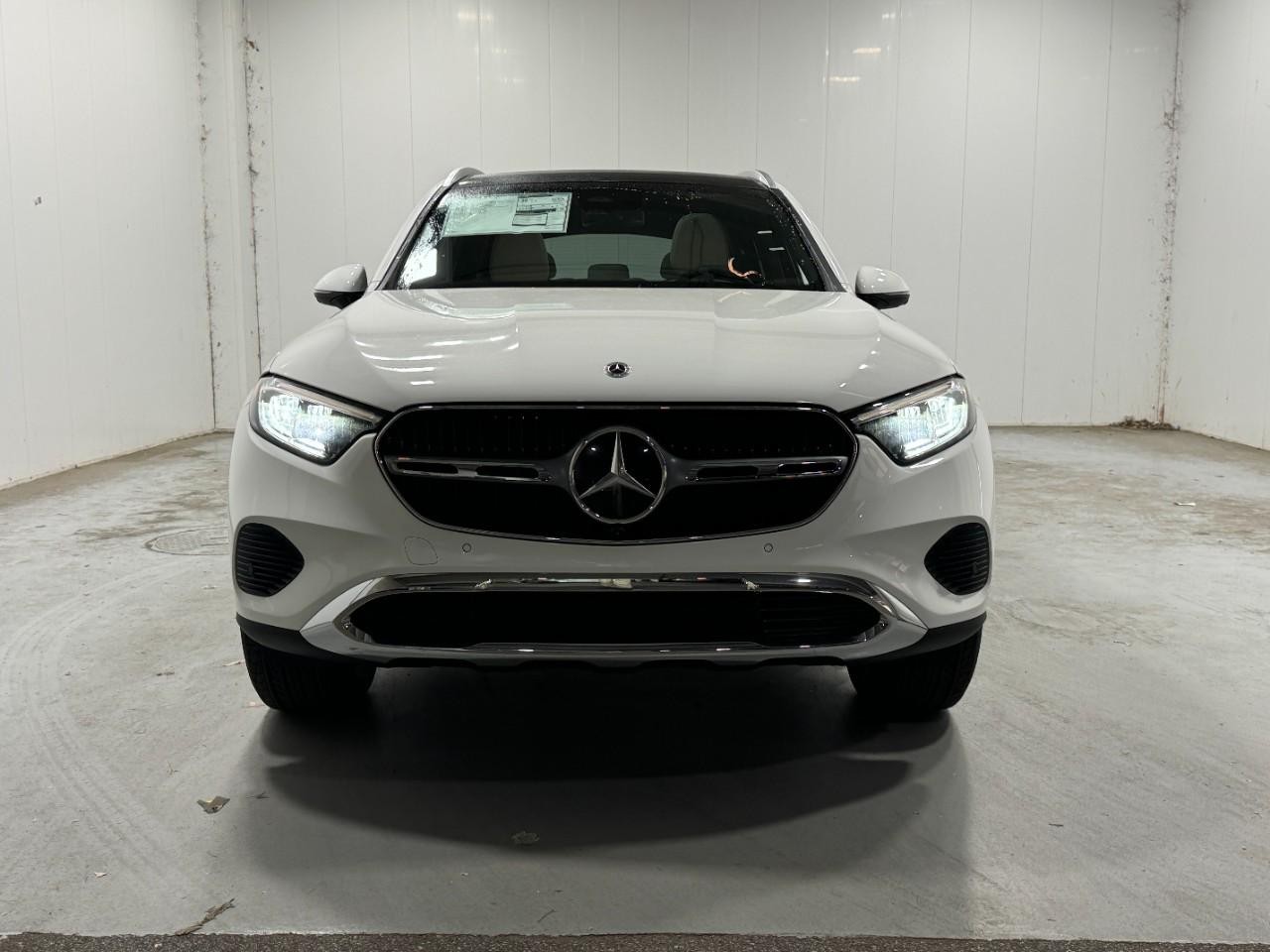 Mercedes-Benz GLC Vehicle Full-screen Gallery Image 7