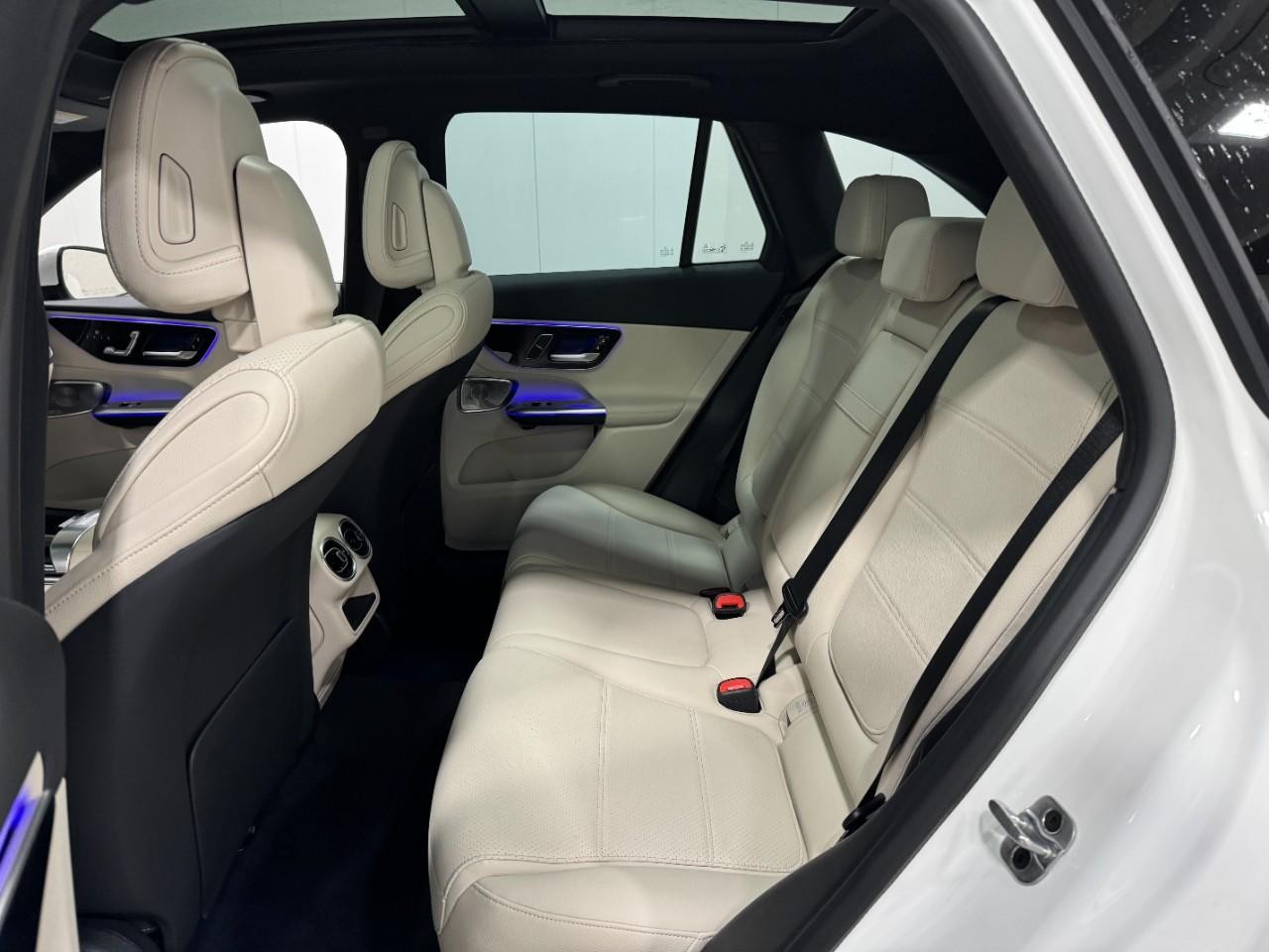 Mercedes-Benz GLC Vehicle Full-screen Gallery Image 8