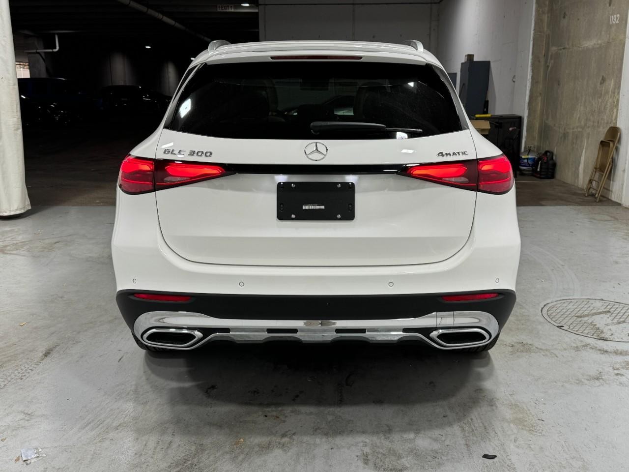 Mercedes-Benz GLC Vehicle Full-screen Gallery Image 9