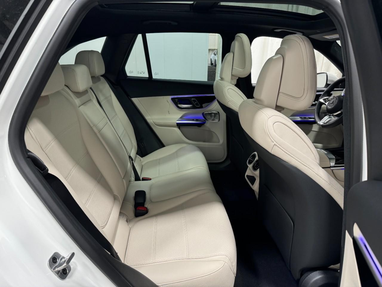 Mercedes-Benz GLC Vehicle Full-screen Gallery Image 10