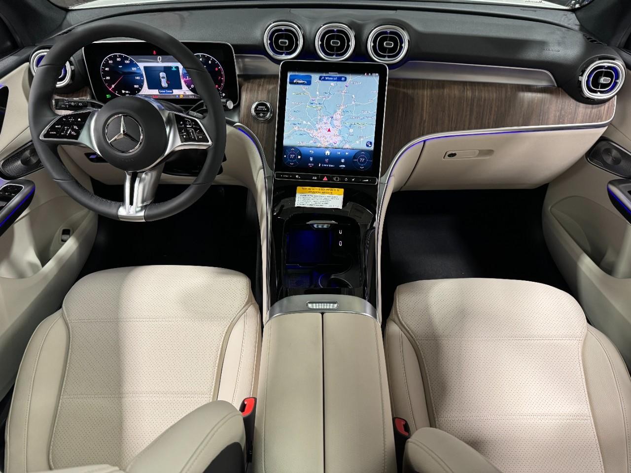 Mercedes-Benz GLC Vehicle Full-screen Gallery Image 12