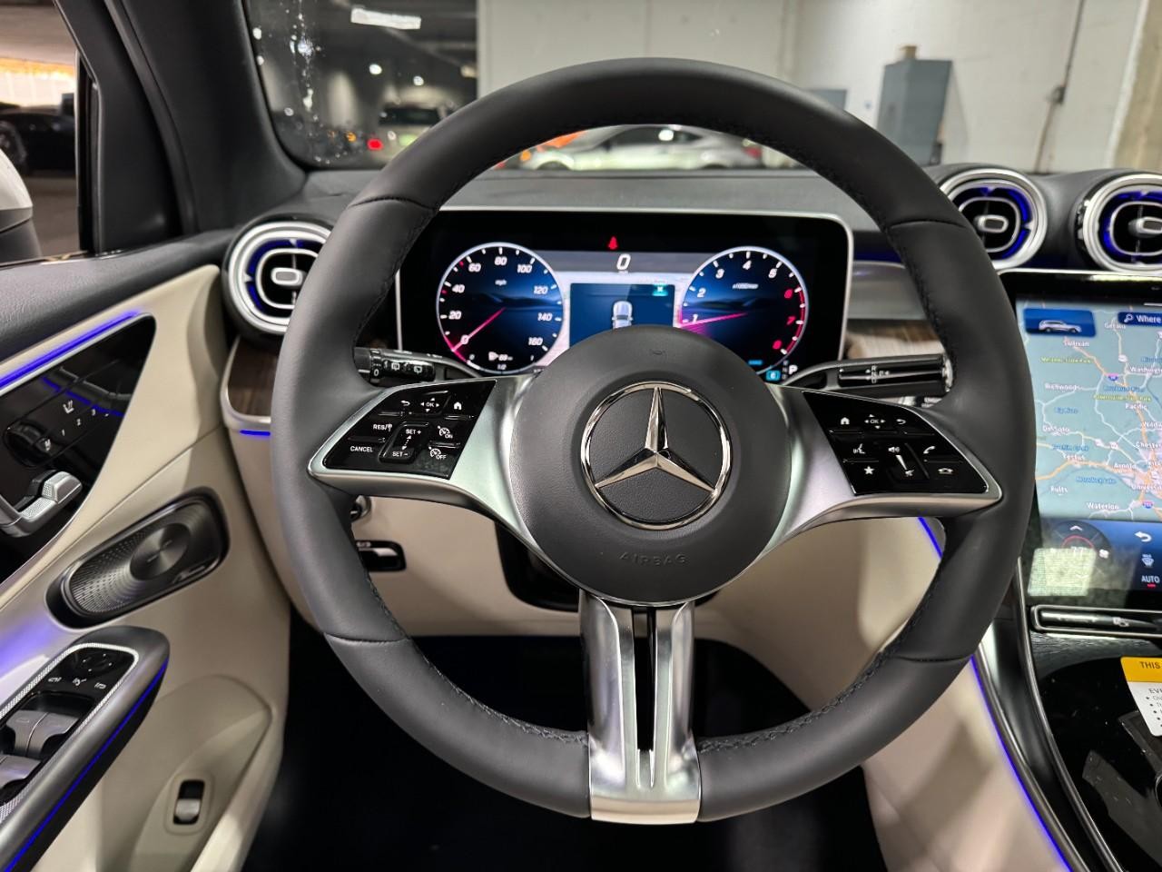 Mercedes-Benz GLC Vehicle Full-screen Gallery Image 13
