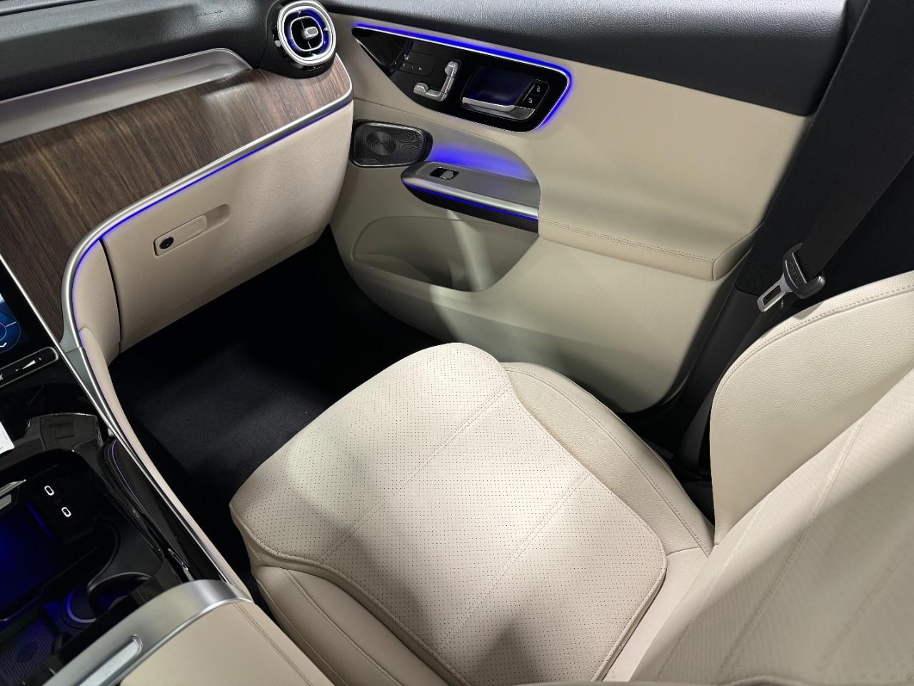 Mercedes-Benz GLC Vehicle Full-screen Gallery Image 15