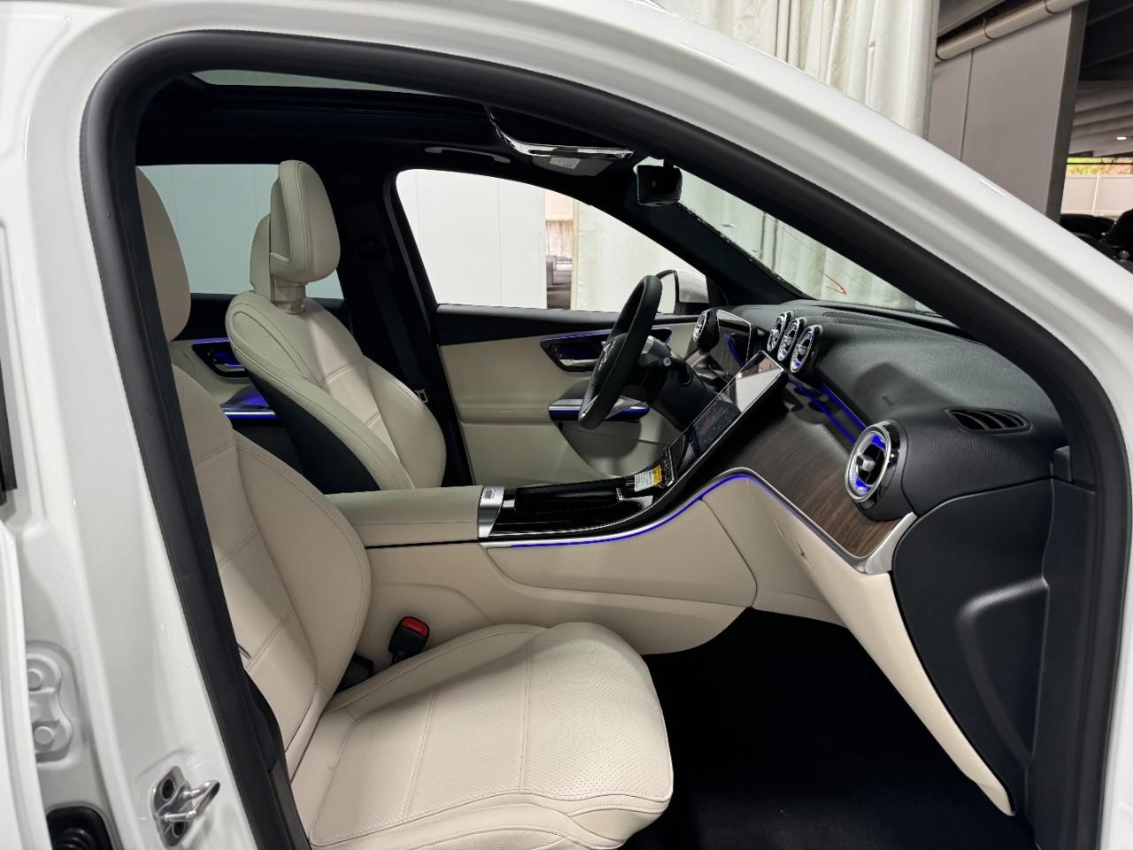 Mercedes-Benz GLC Vehicle Full-screen Gallery Image 16