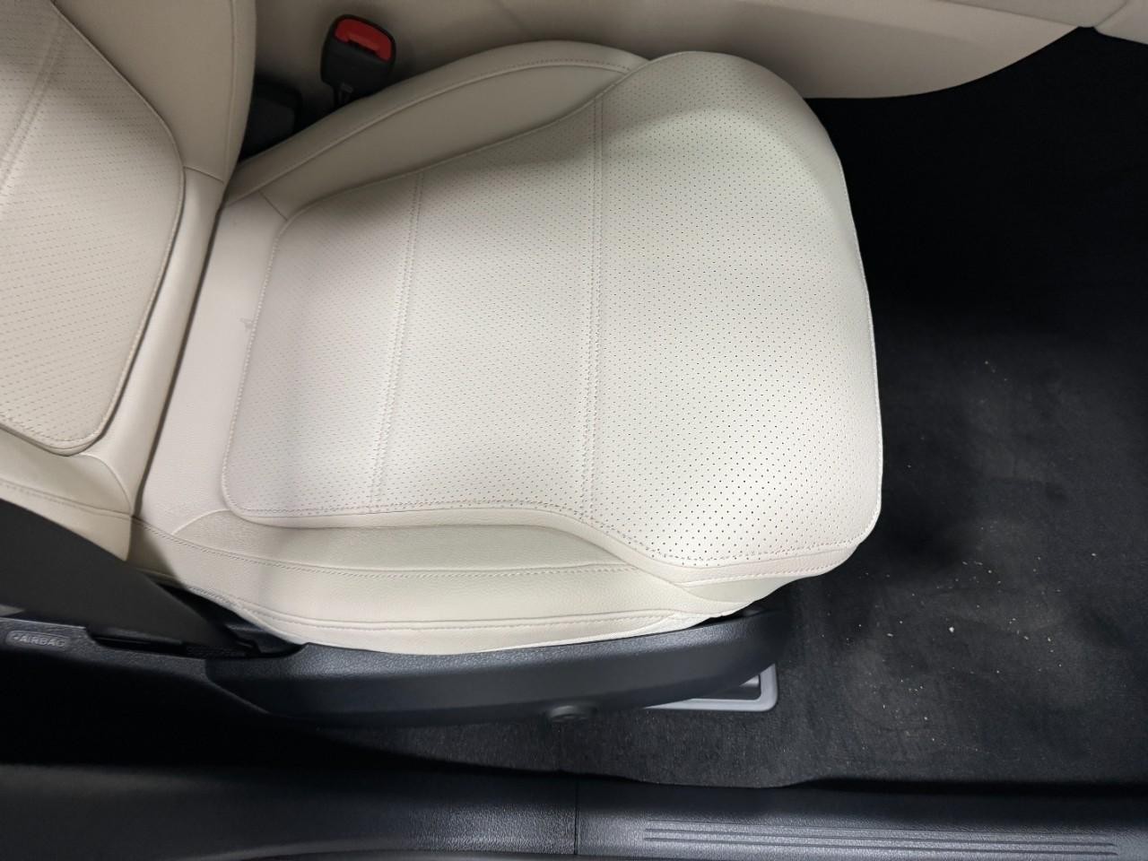 Mercedes-Benz GLC Vehicle Full-screen Gallery Image 17