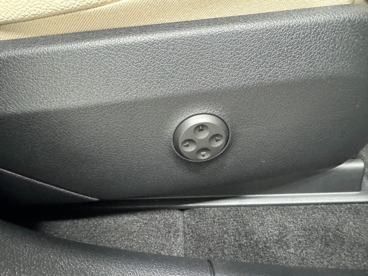 Mercedes-Benz GLC Vehicle Full-screen Gallery Image 18