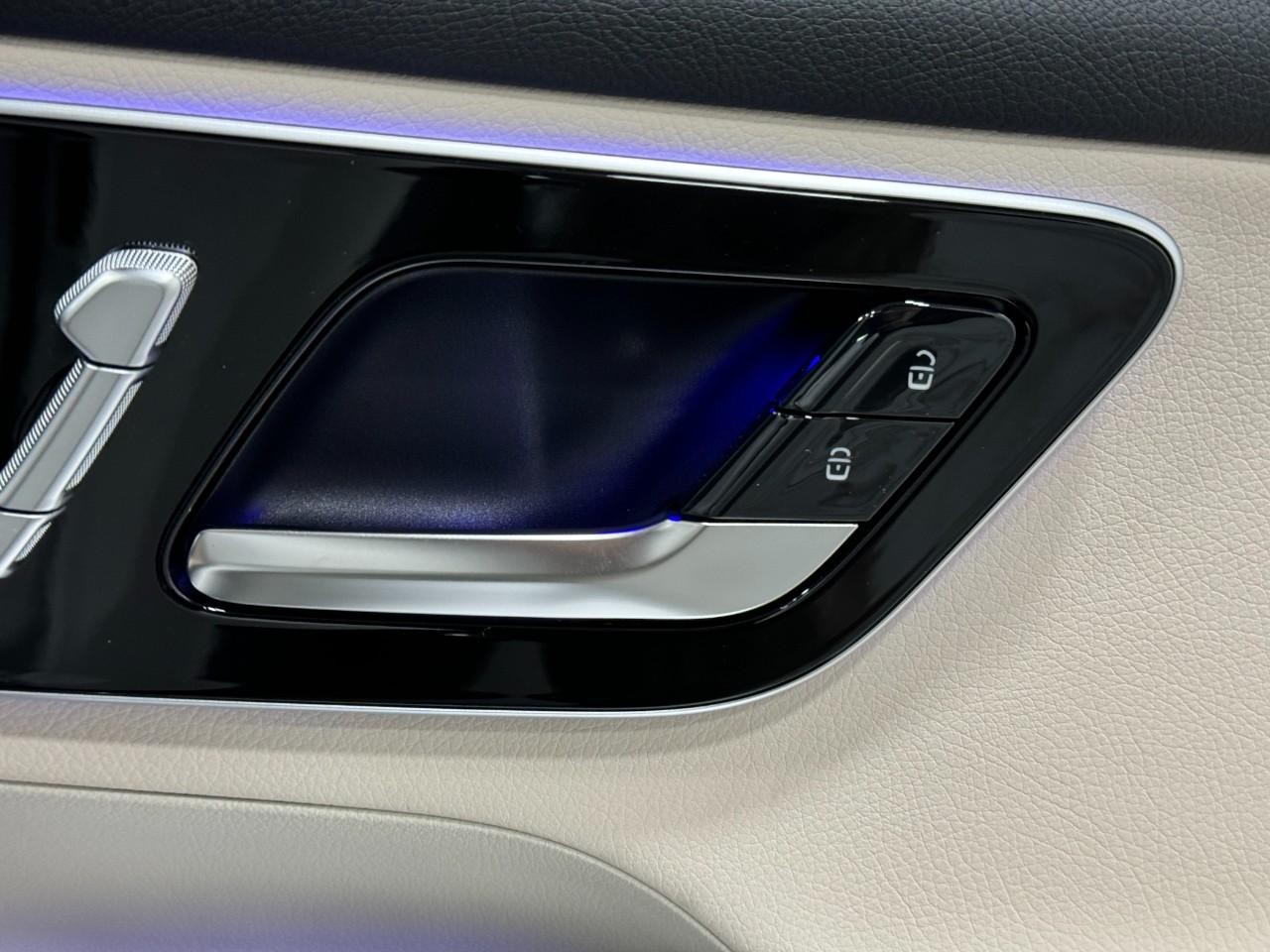 Mercedes-Benz GLC Vehicle Full-screen Gallery Image 20