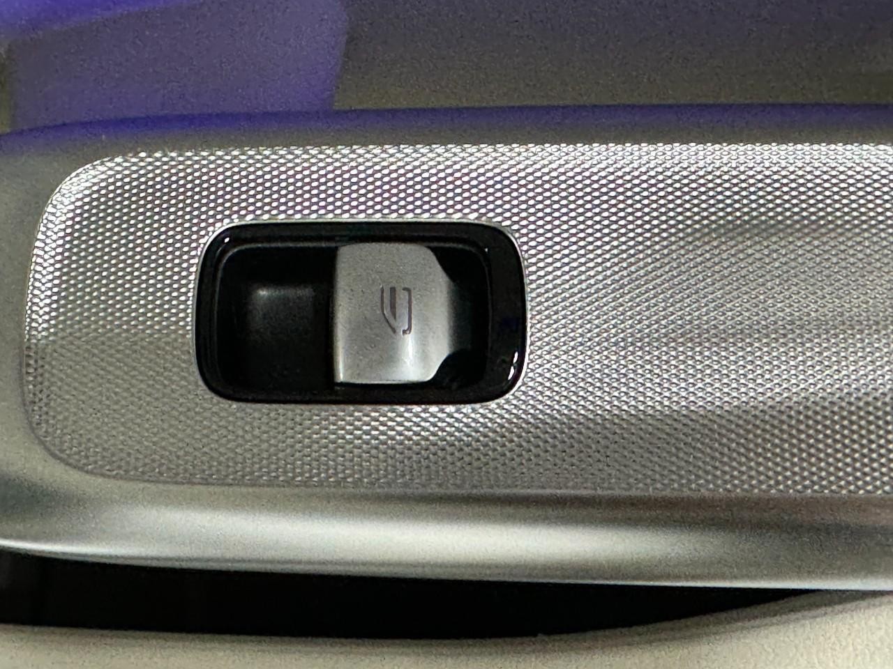 Mercedes-Benz GLC Vehicle Full-screen Gallery Image 21