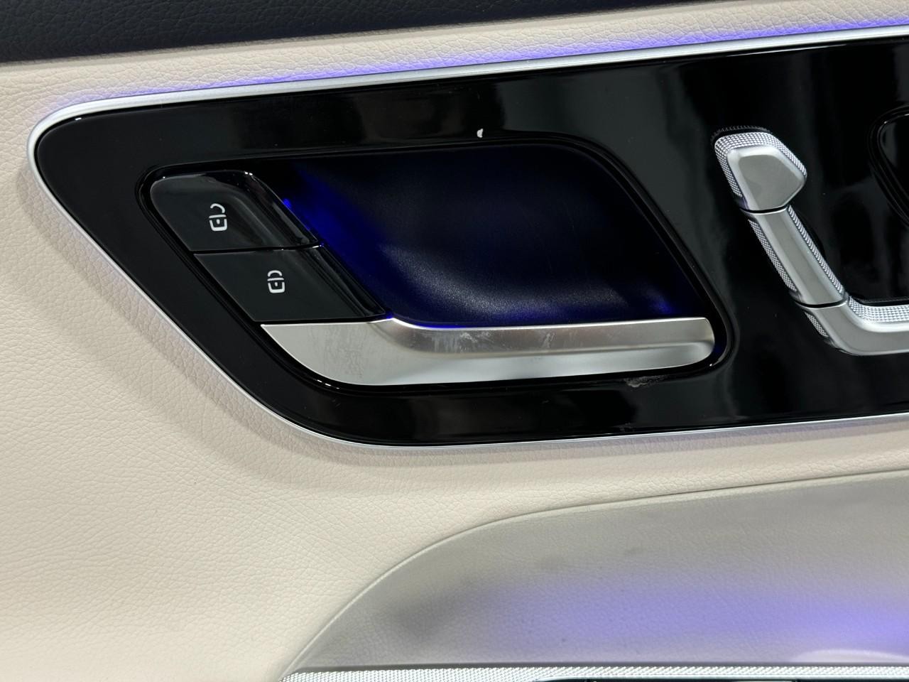 Mercedes-Benz GLC Vehicle Full-screen Gallery Image 23