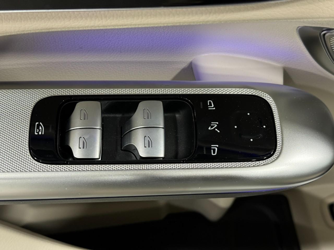 Mercedes-Benz GLC Vehicle Full-screen Gallery Image 24