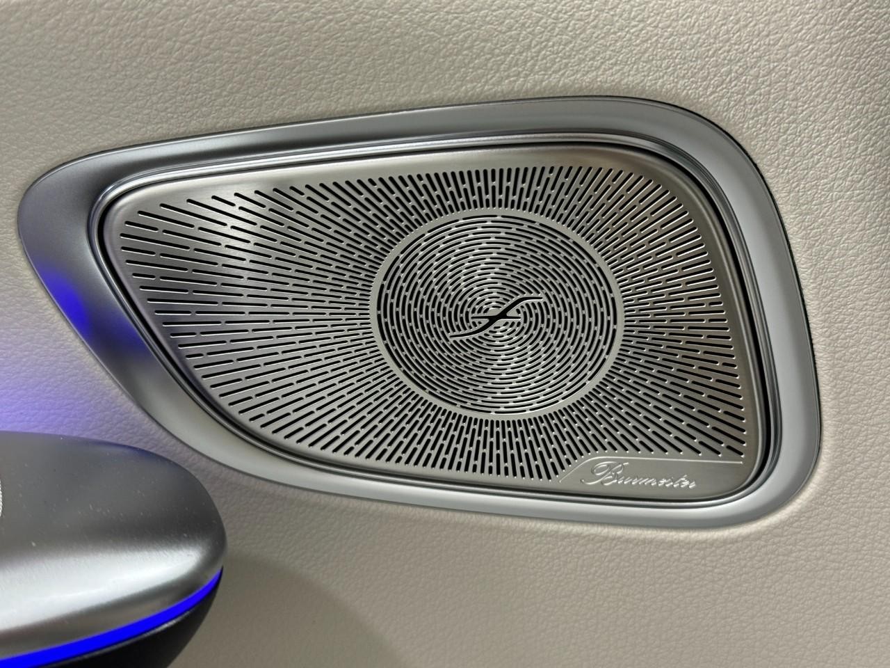 Mercedes-Benz GLC Vehicle Full-screen Gallery Image 25