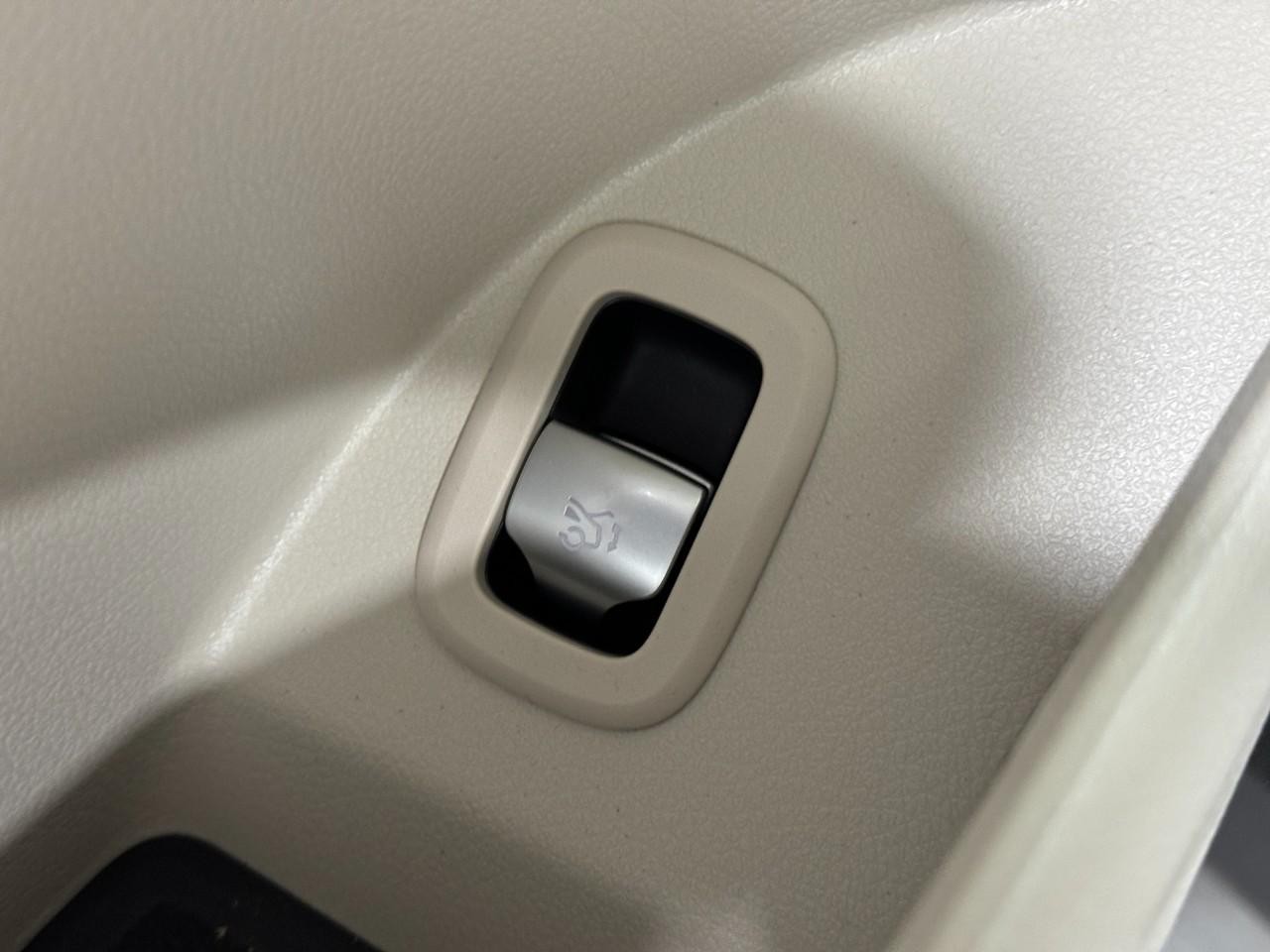 Mercedes-Benz GLC Vehicle Full-screen Gallery Image 26