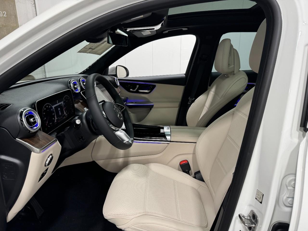 Mercedes-Benz GLC Vehicle Full-screen Gallery Image 27