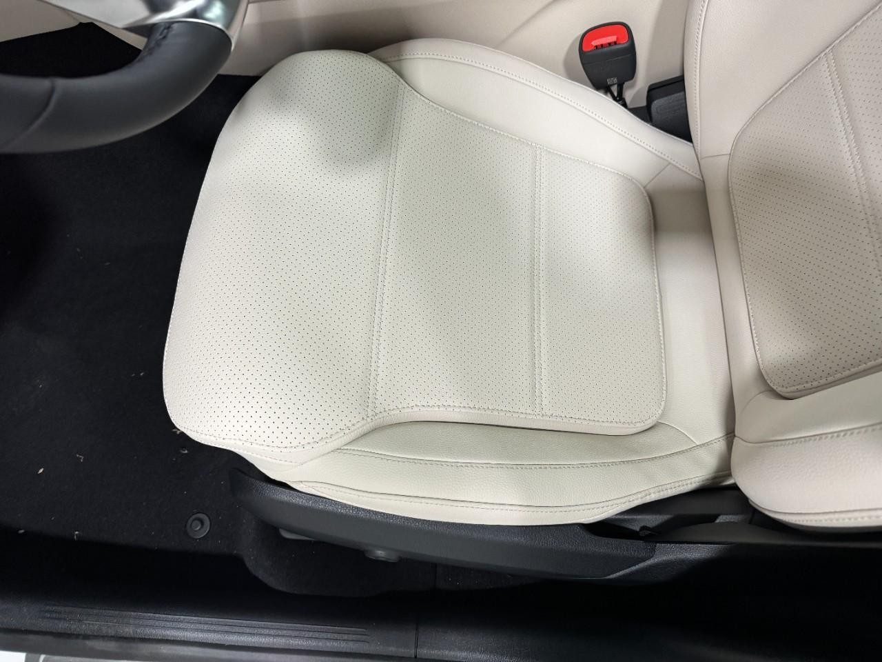 Mercedes-Benz GLC Vehicle Full-screen Gallery Image 28