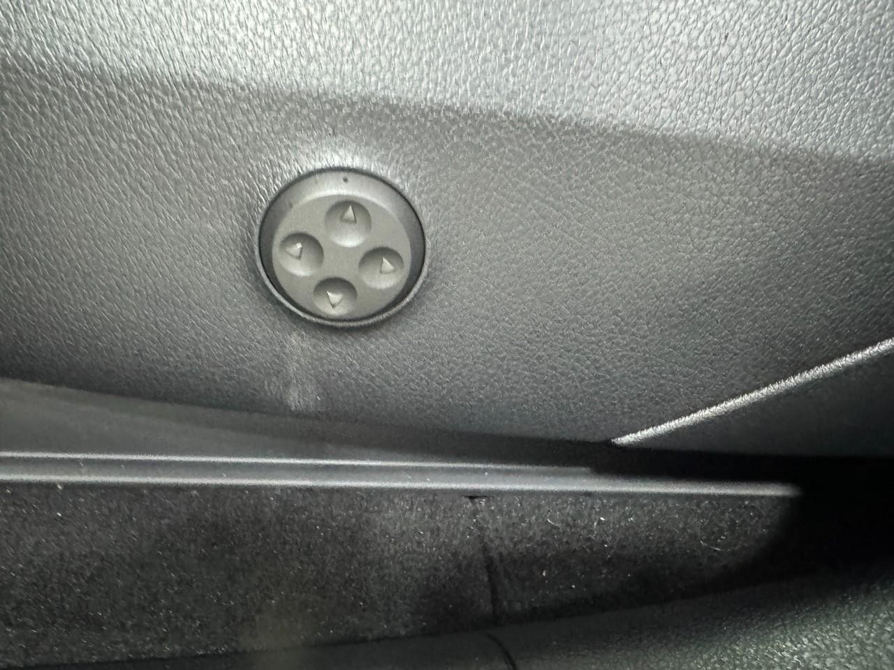 Mercedes-Benz GLC Vehicle Full-screen Gallery Image 29