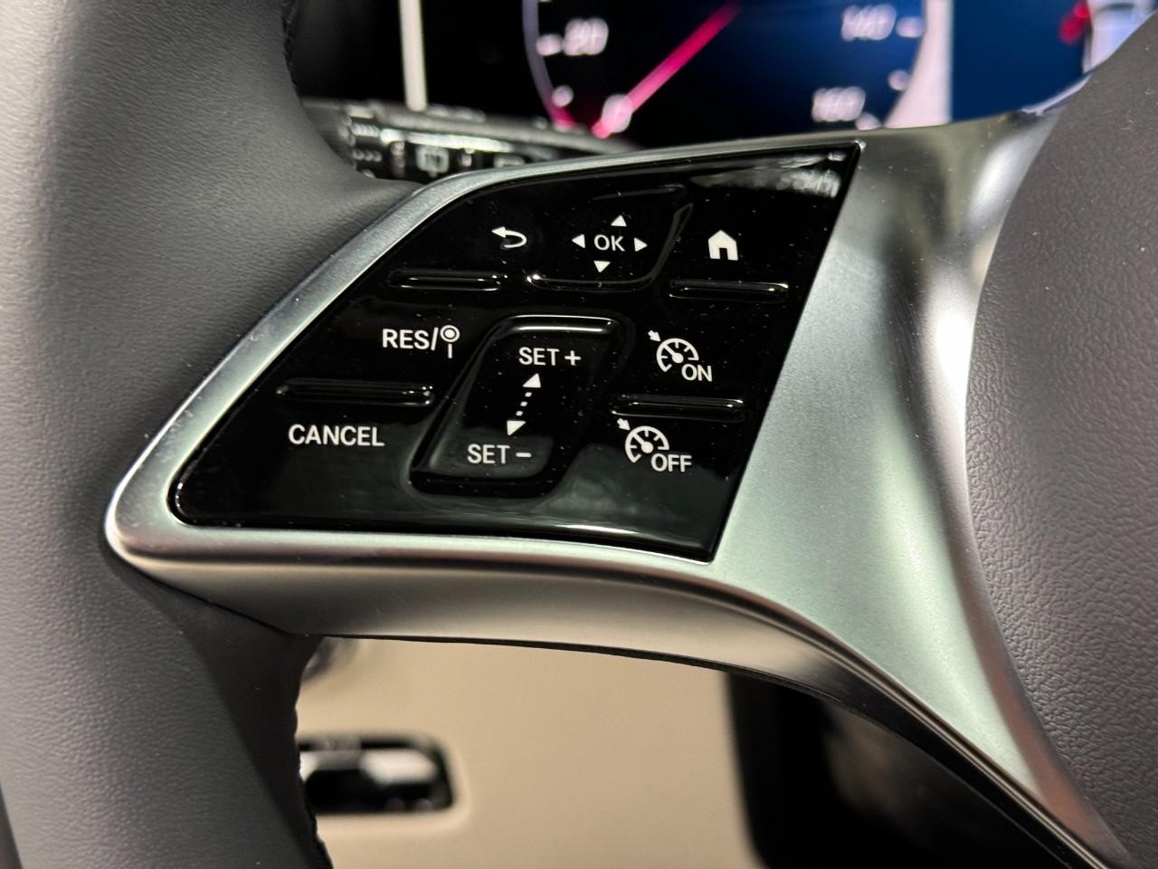 Mercedes-Benz GLC Vehicle Full-screen Gallery Image 31