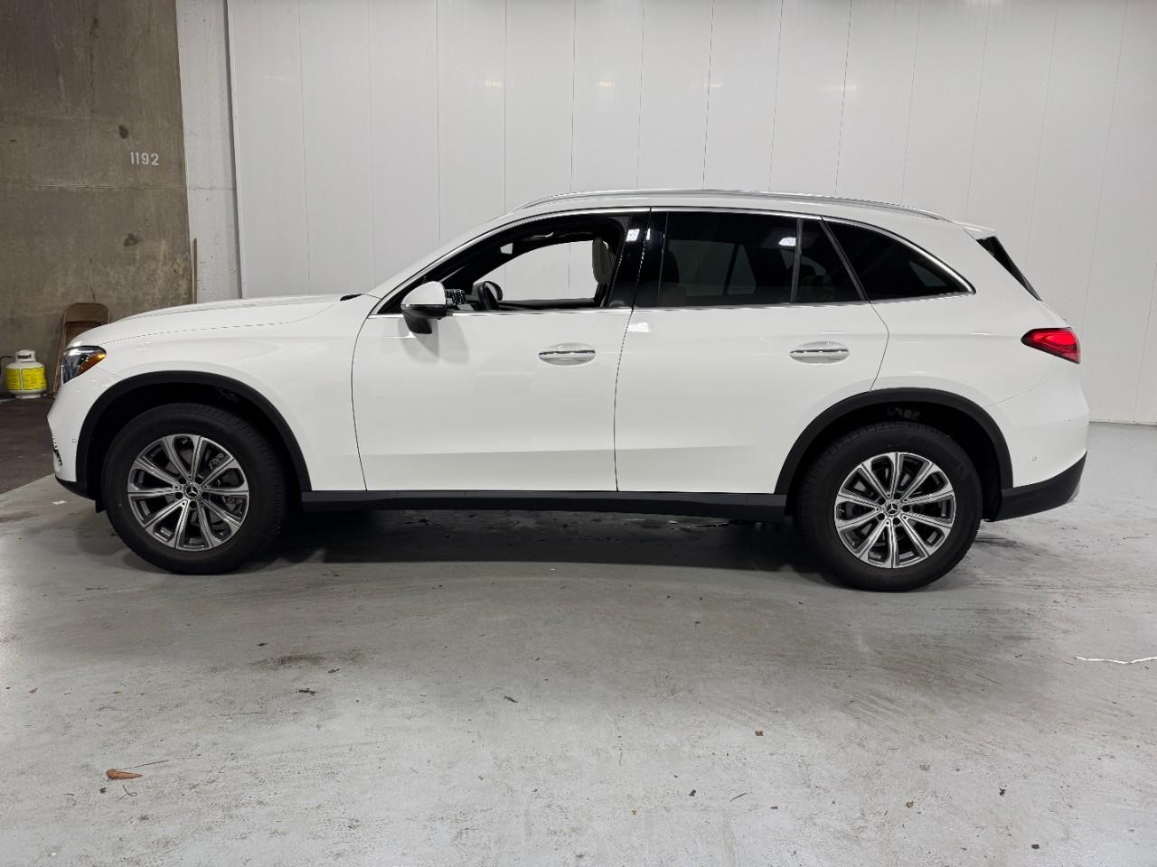 Mercedes-Benz GLC Vehicle Full-screen Gallery Image 2