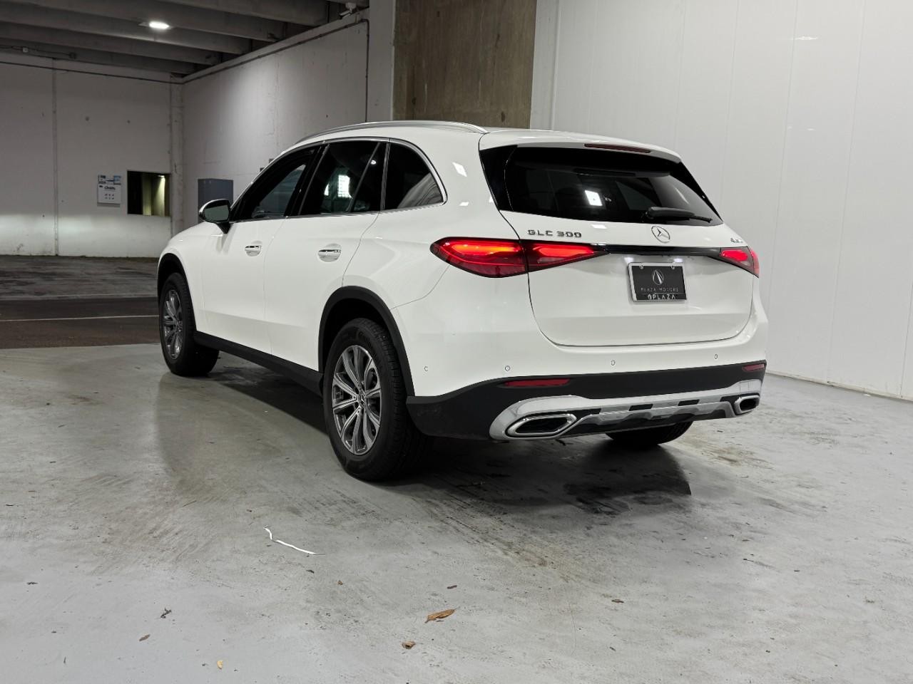 Mercedes-Benz GLC Vehicle Full-screen Gallery Image 3