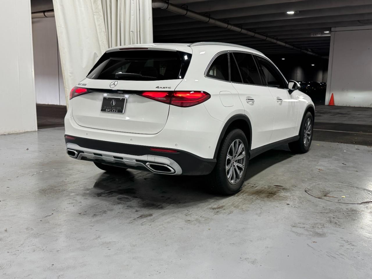 Mercedes-Benz GLC Vehicle Full-screen Gallery Image 4