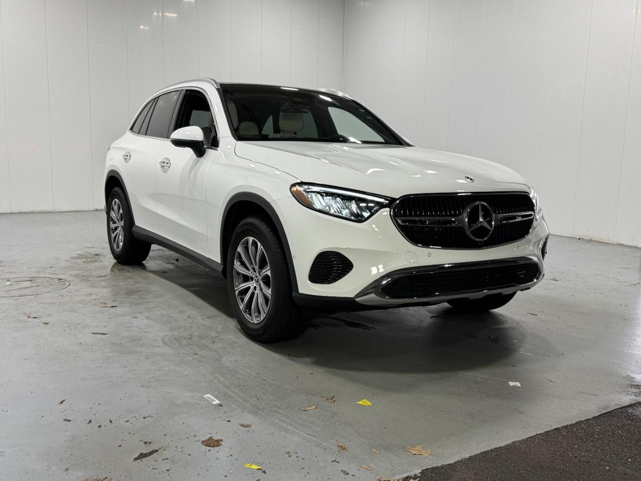 Mercedes-Benz GLC Vehicle Full-screen Gallery Image 6