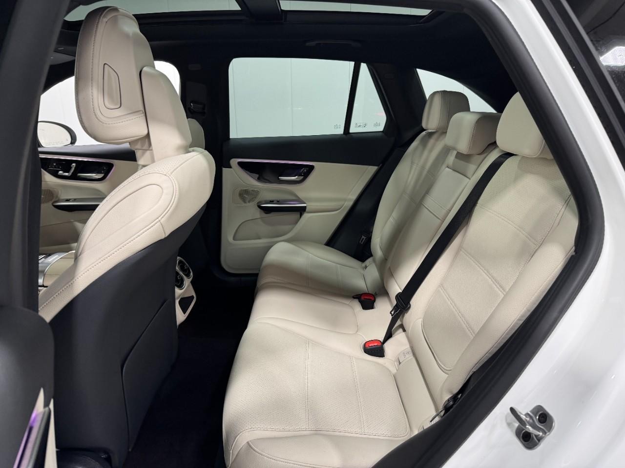 Mercedes-Benz GLC Vehicle Full-screen Gallery Image 8