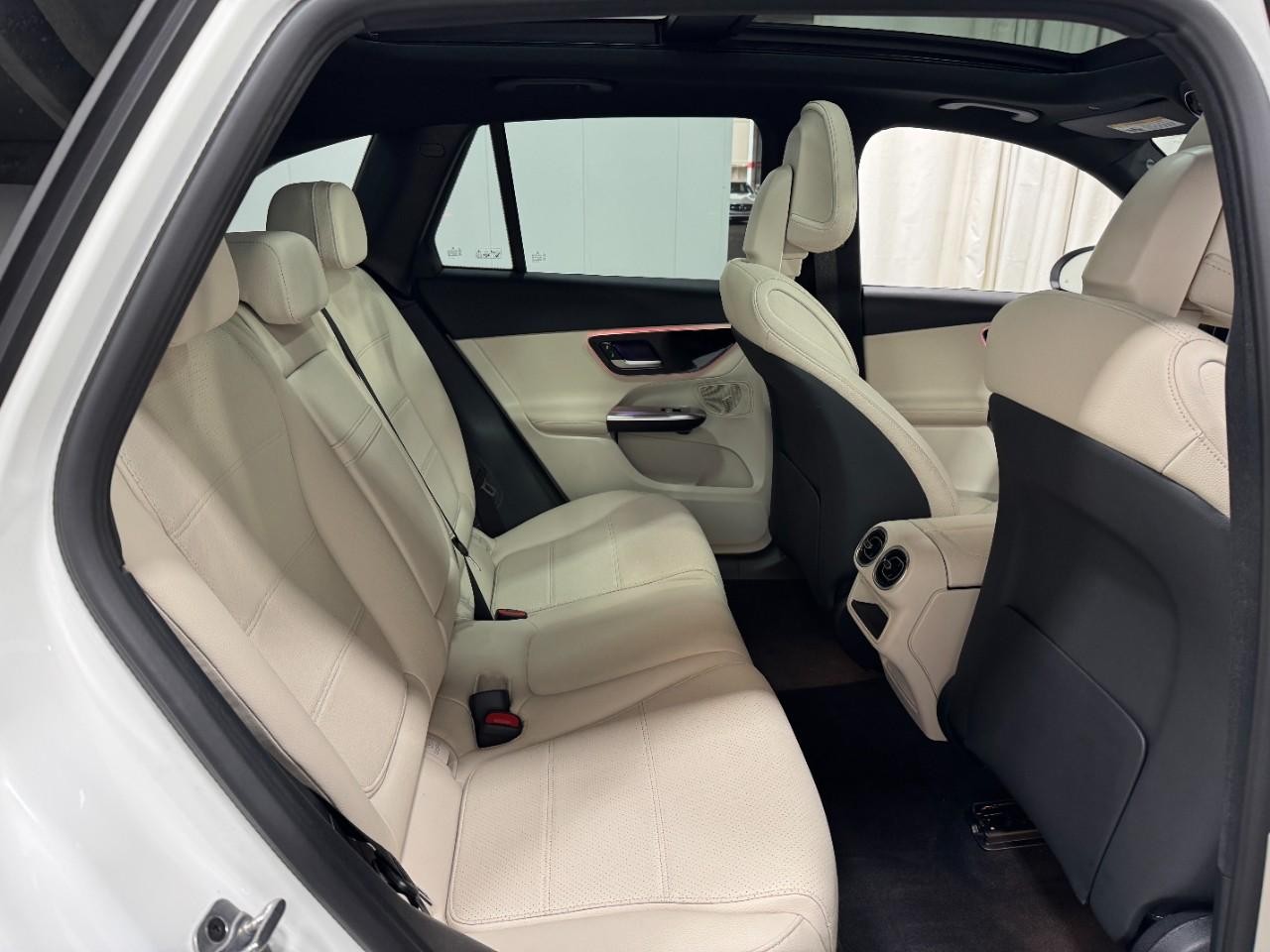 Mercedes-Benz GLC Vehicle Full-screen Gallery Image 10