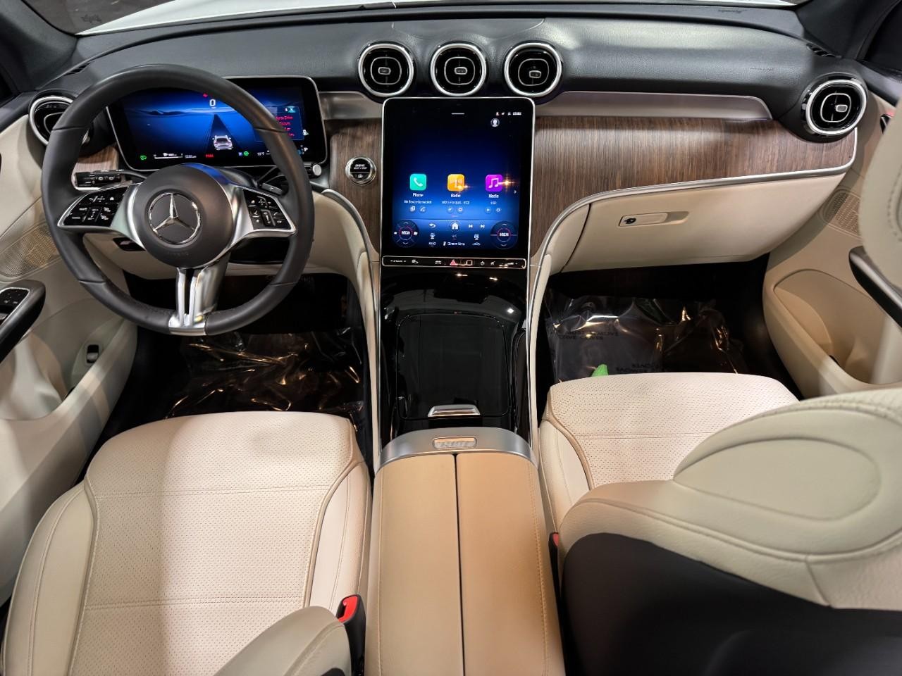 Mercedes-Benz GLC Vehicle Full-screen Gallery Image 12