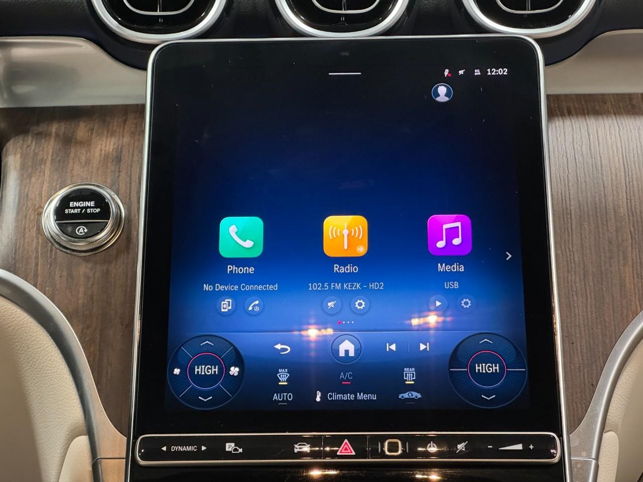 Mercedes-Benz GLC Vehicle Full-screen Gallery Image 14