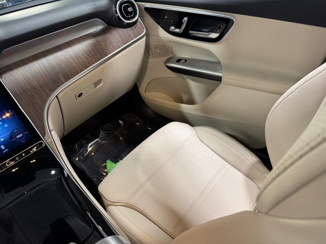 Mercedes-Benz GLC Vehicle Full-screen Gallery Image 15