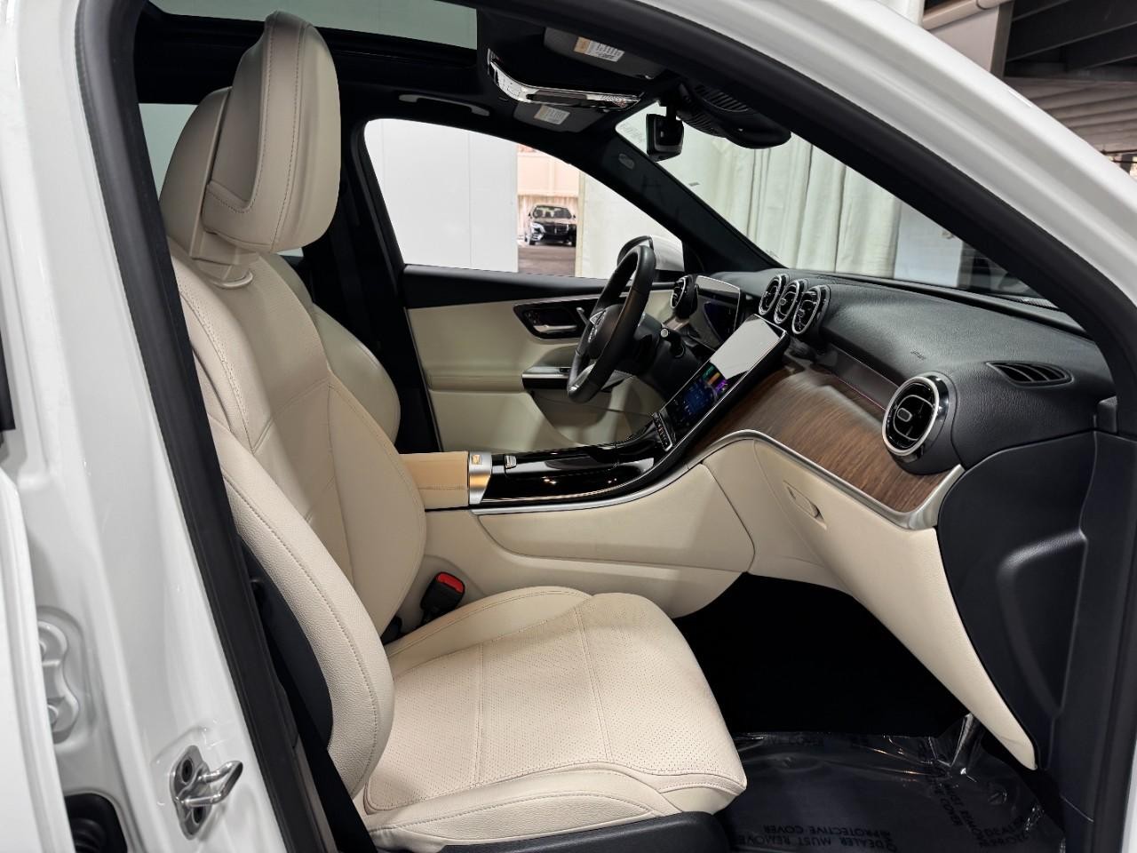 Mercedes-Benz GLC Vehicle Full-screen Gallery Image 16