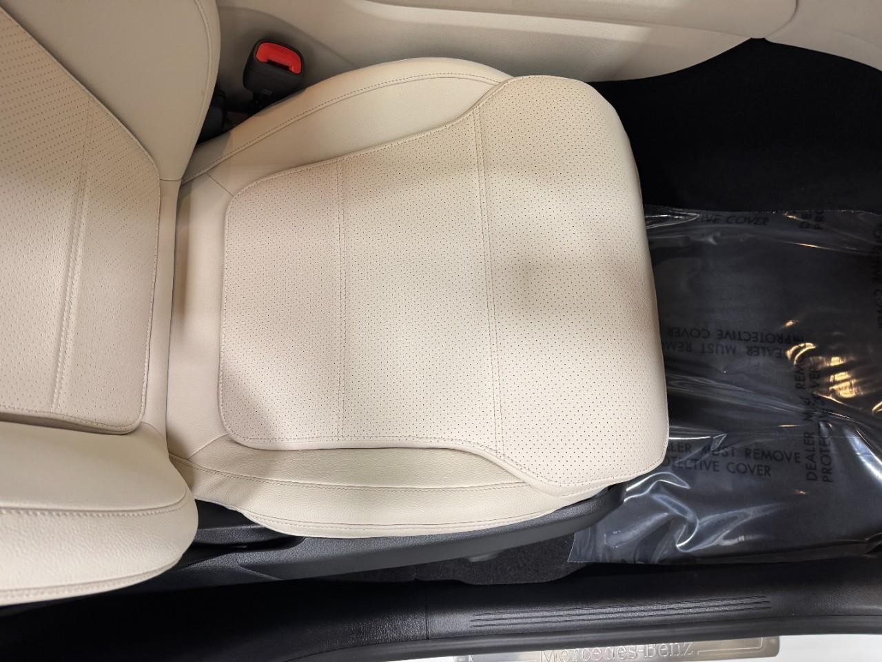 Mercedes-Benz GLC Vehicle Full-screen Gallery Image 17