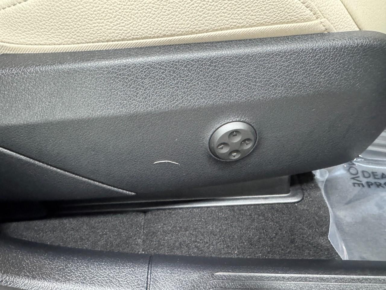 Mercedes-Benz GLC Vehicle Full-screen Gallery Image 18