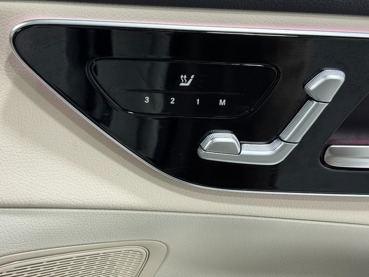 Mercedes-Benz GLC Vehicle Full-screen Gallery Image 19