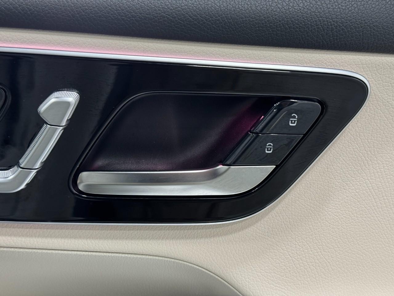 Mercedes-Benz GLC Vehicle Full-screen Gallery Image 20