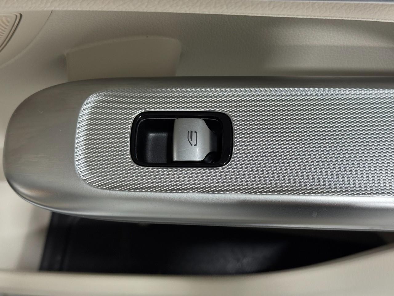 Mercedes-Benz GLC Vehicle Full-screen Gallery Image 21