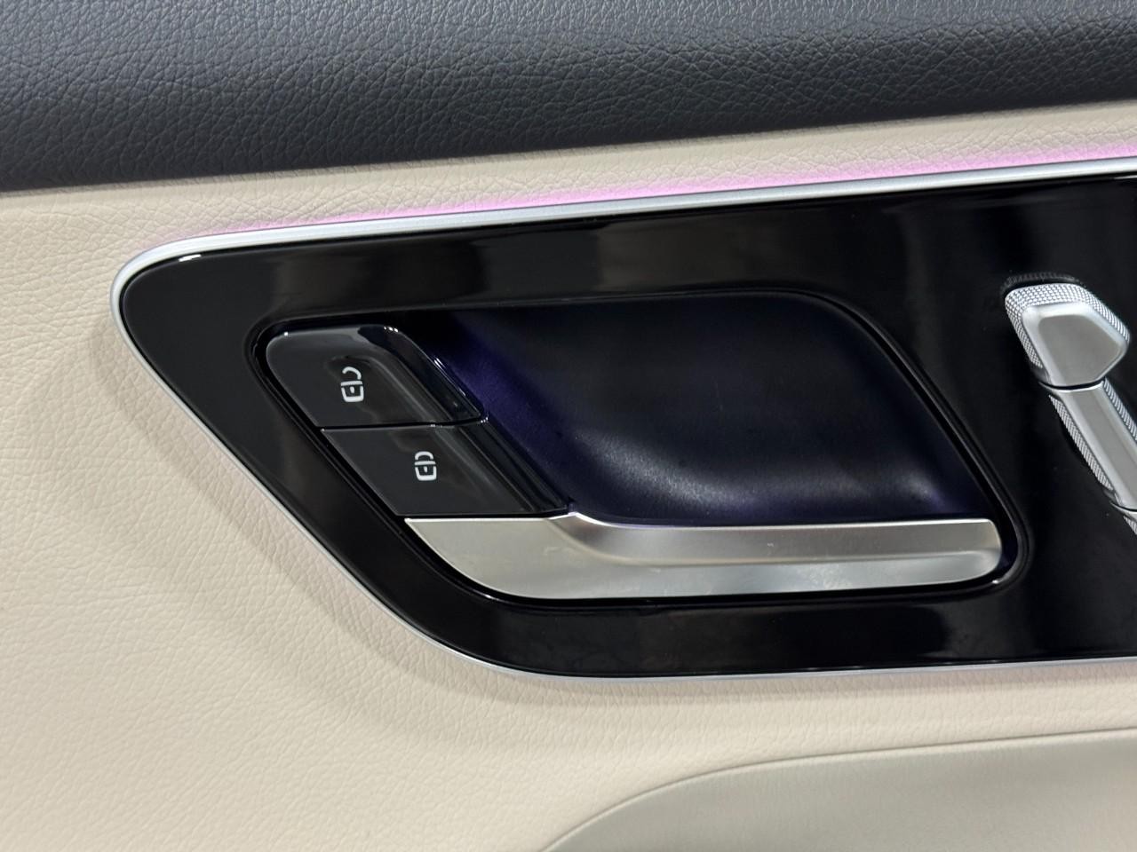 Mercedes-Benz GLC Vehicle Full-screen Gallery Image 23