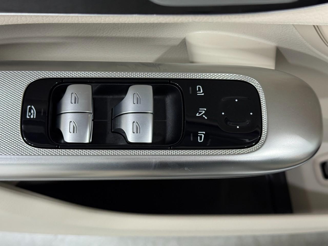 Mercedes-Benz GLC Vehicle Full-screen Gallery Image 24