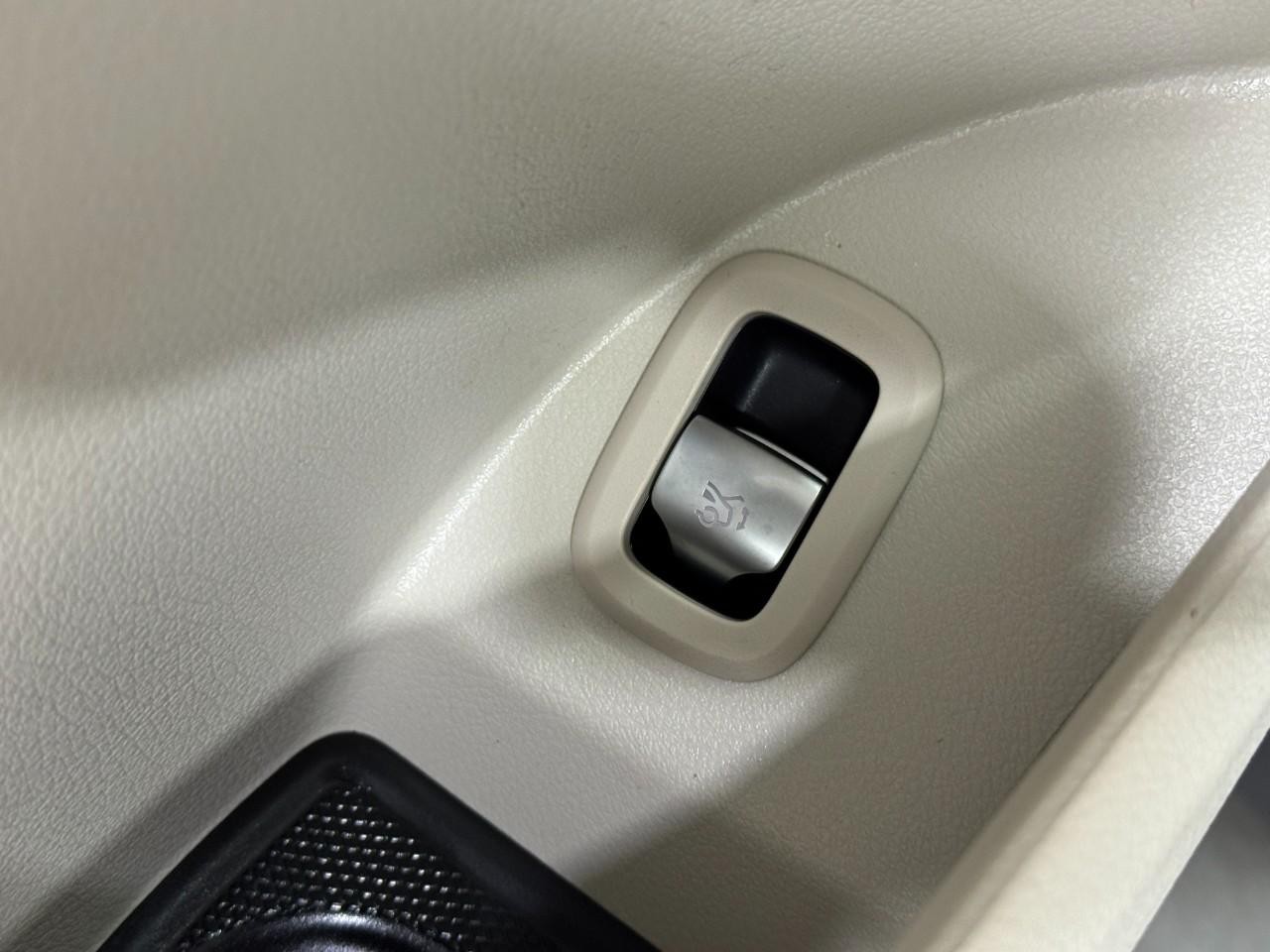 Mercedes-Benz GLC Vehicle Full-screen Gallery Image 25