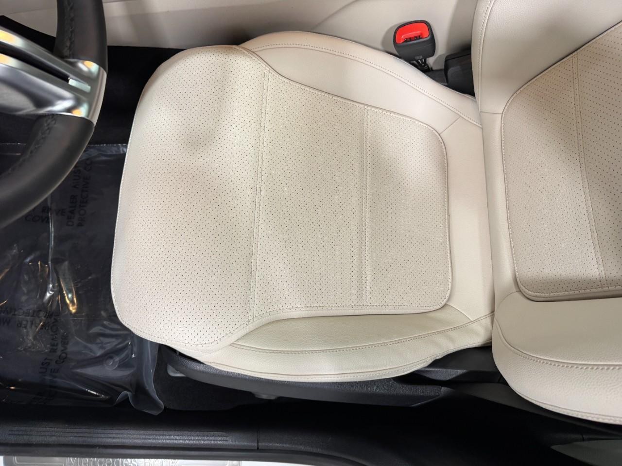 Mercedes-Benz GLC Vehicle Full-screen Gallery Image 27