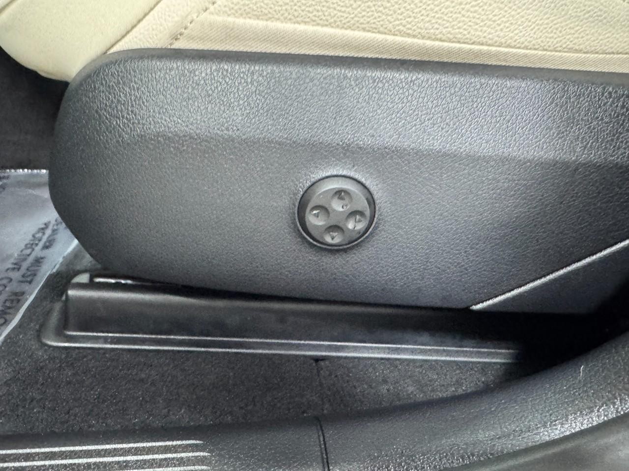 Mercedes-Benz GLC Vehicle Full-screen Gallery Image 28