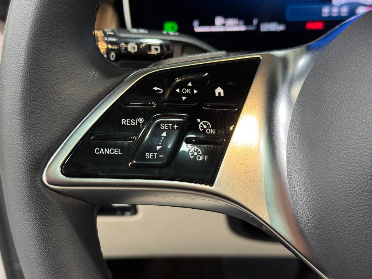 Mercedes-Benz GLC Vehicle Full-screen Gallery Image 30