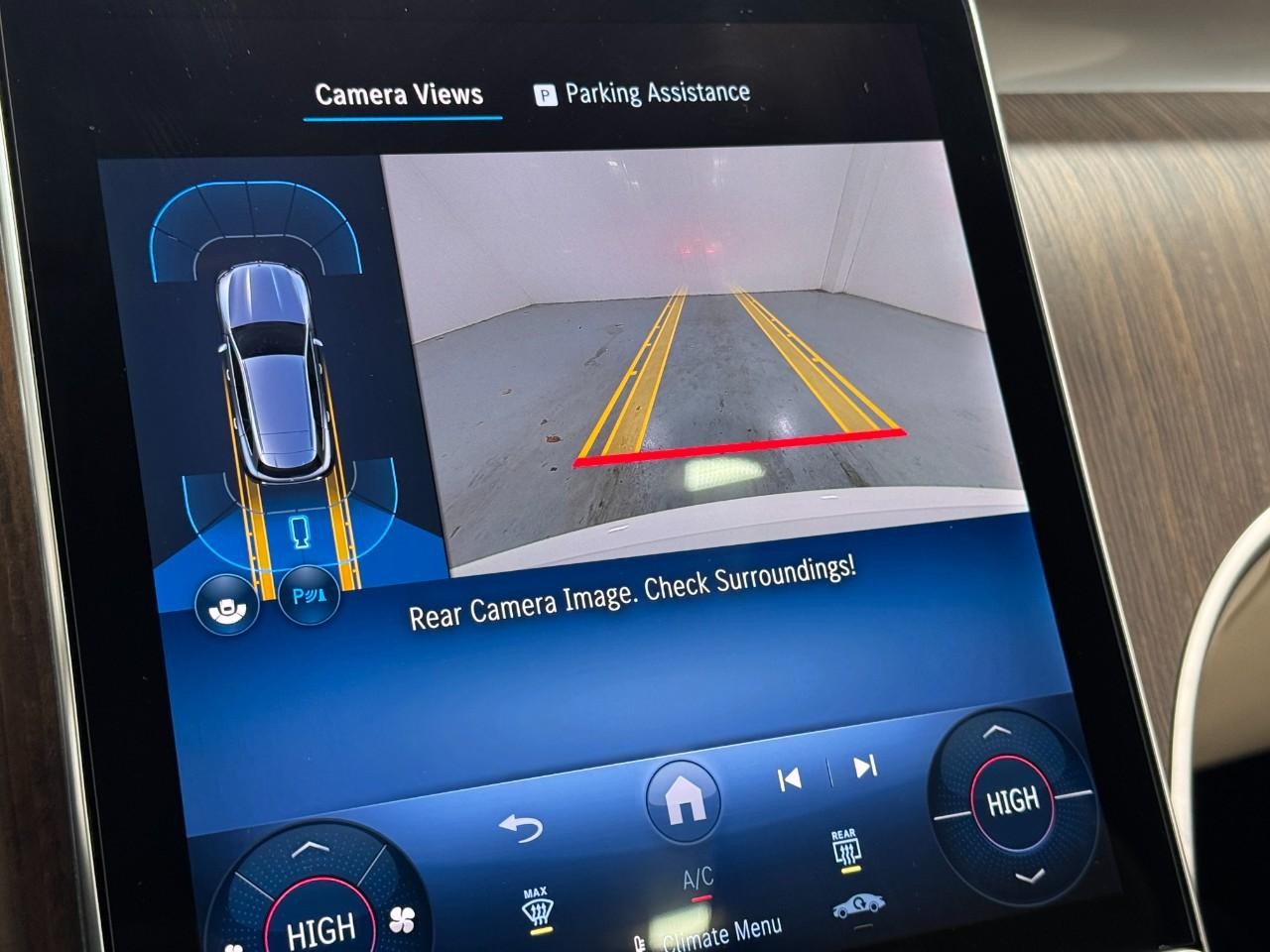 Mercedes-Benz GLC Vehicle Full-screen Gallery Image 34