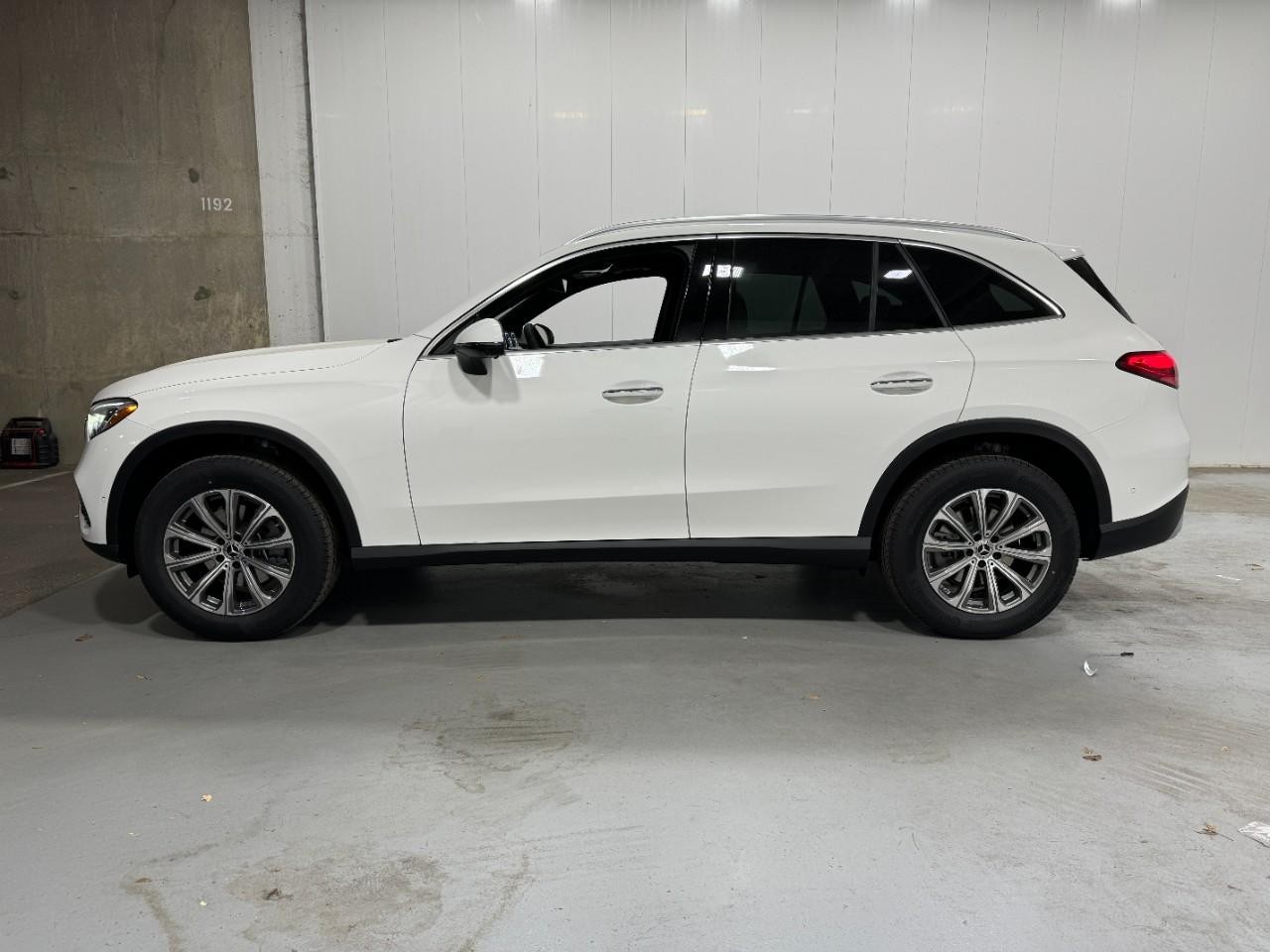 Mercedes-Benz GLC Vehicle Full-screen Gallery Image 2