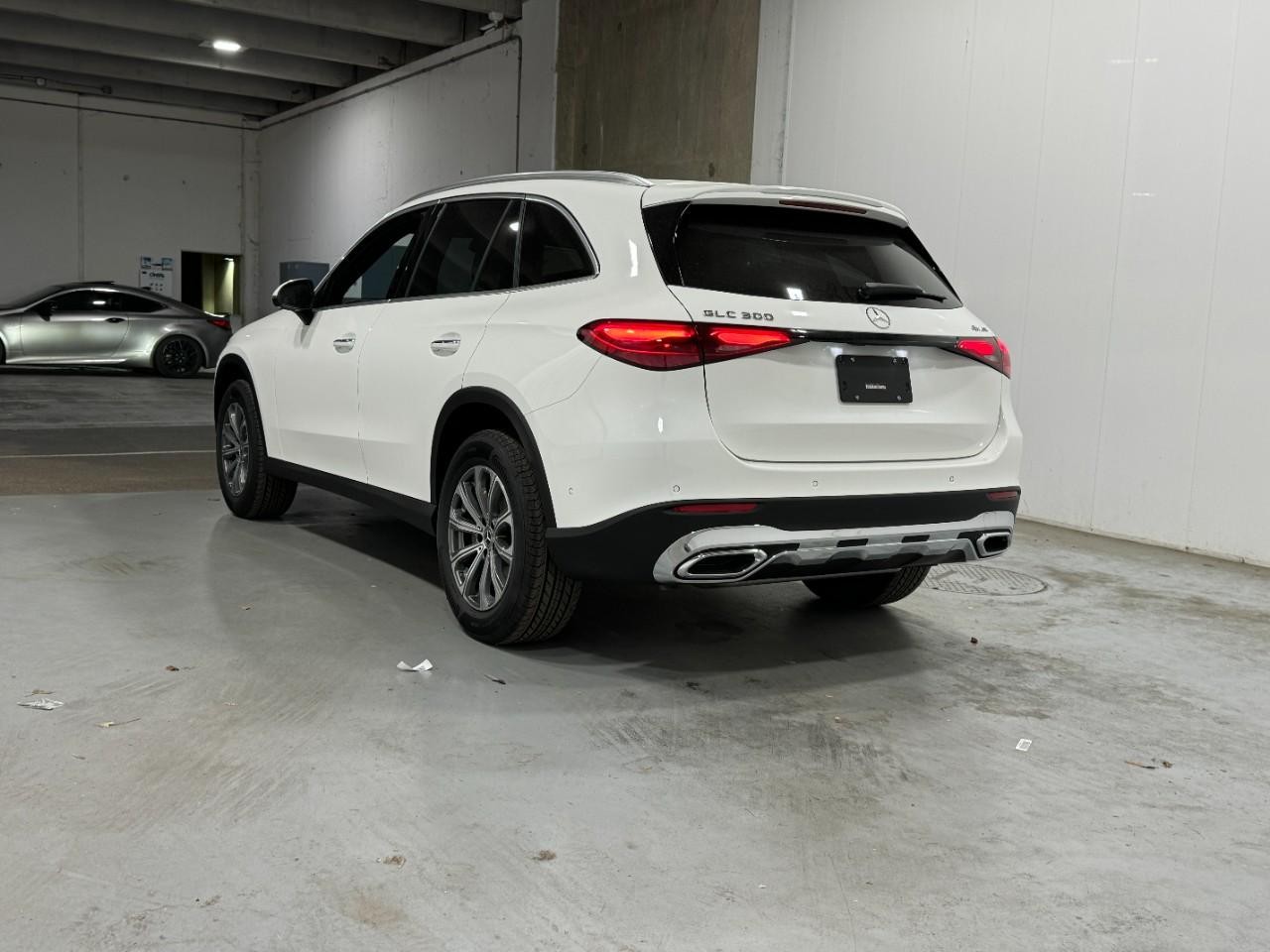 Mercedes-Benz GLC Vehicle Full-screen Gallery Image 3