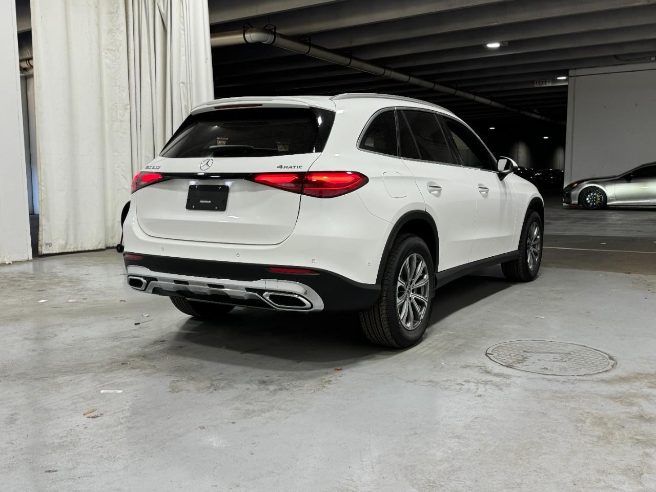 Mercedes-Benz GLC Vehicle Full-screen Gallery Image 4