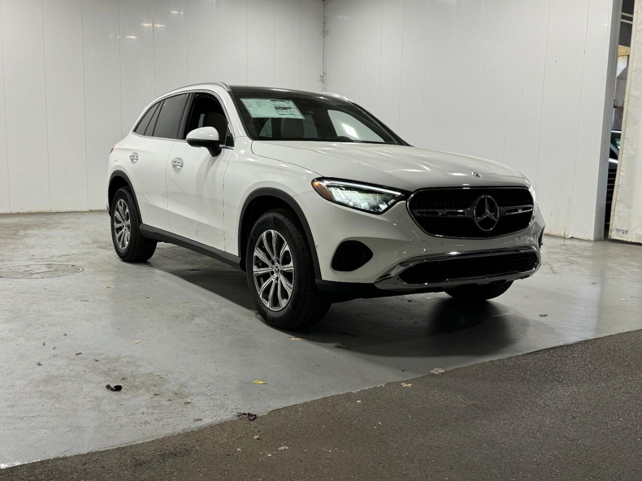 Mercedes-Benz GLC Vehicle Full-screen Gallery Image 6