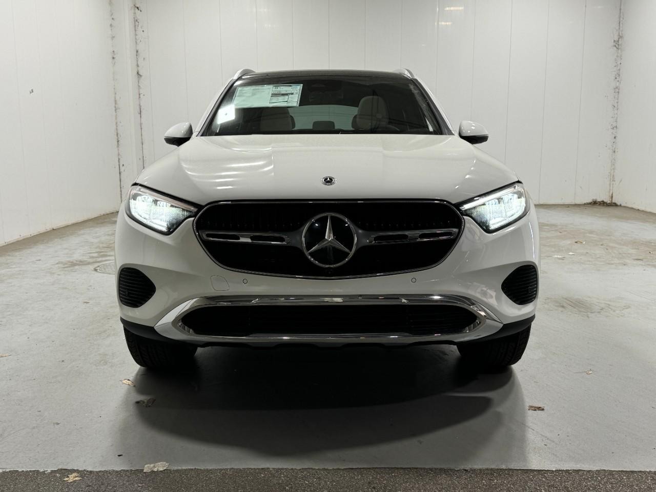 Mercedes-Benz GLC Vehicle Full-screen Gallery Image 7