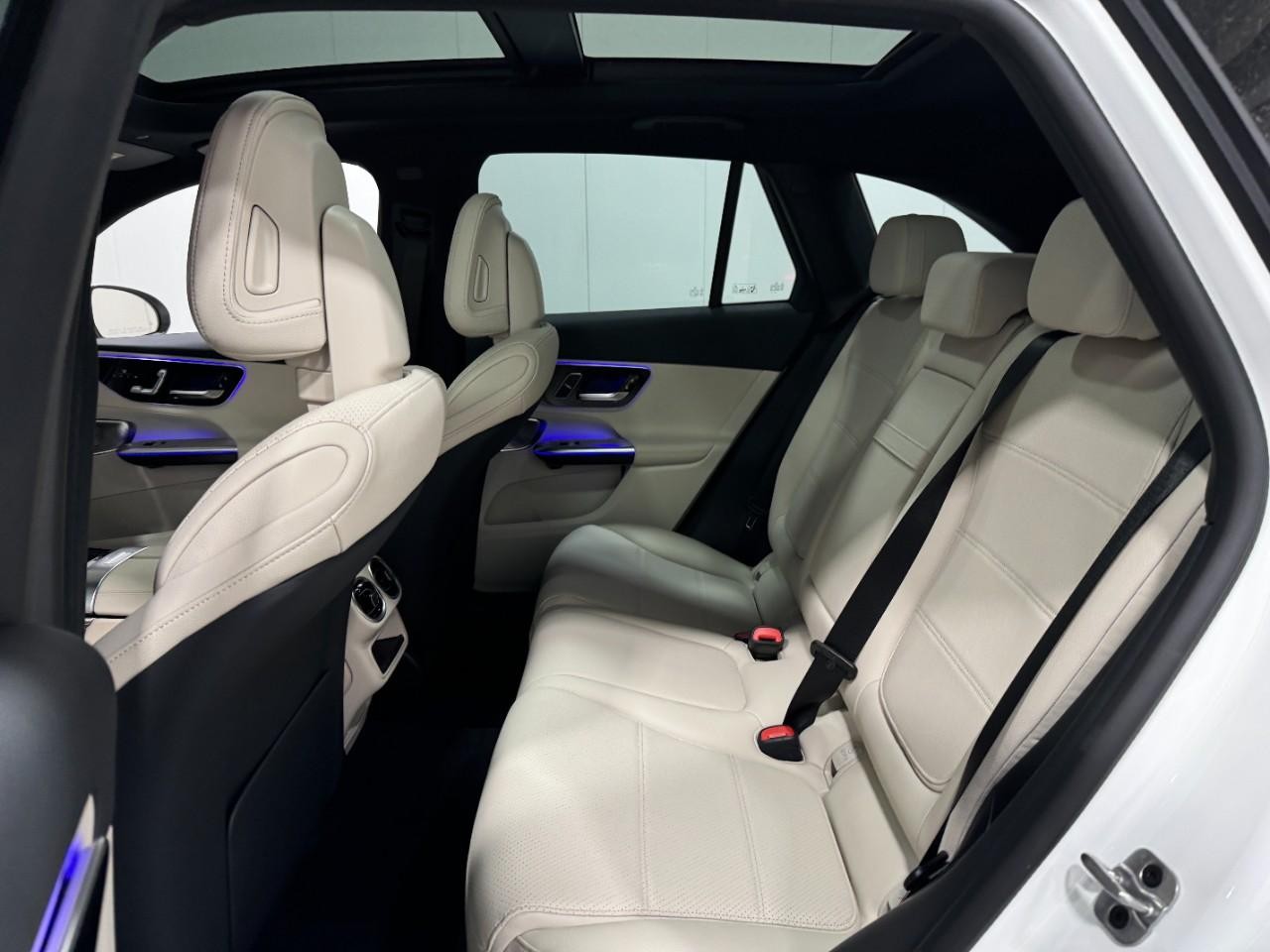 Mercedes-Benz GLC Vehicle Full-screen Gallery Image 8