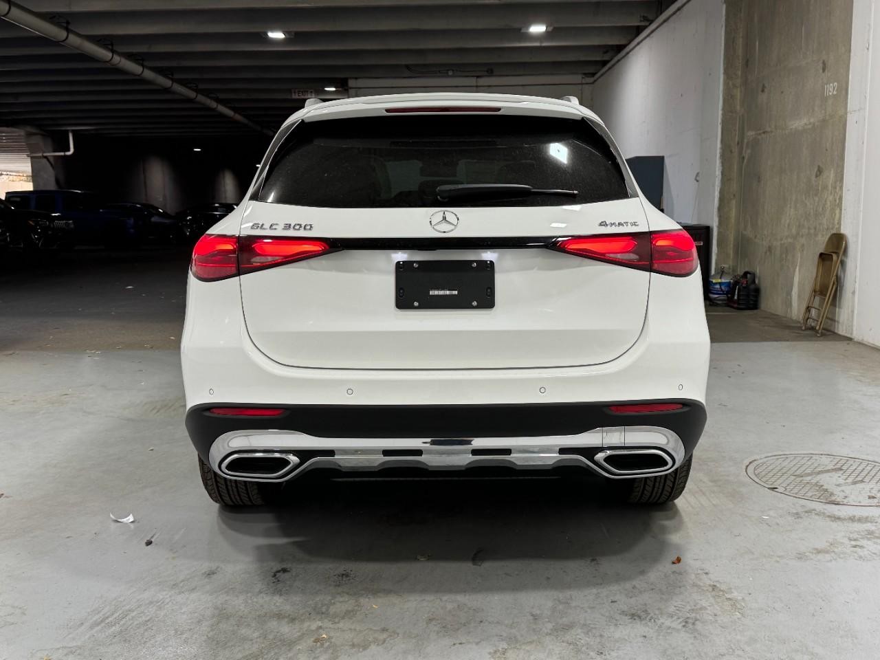 Mercedes-Benz GLC Vehicle Full-screen Gallery Image 9